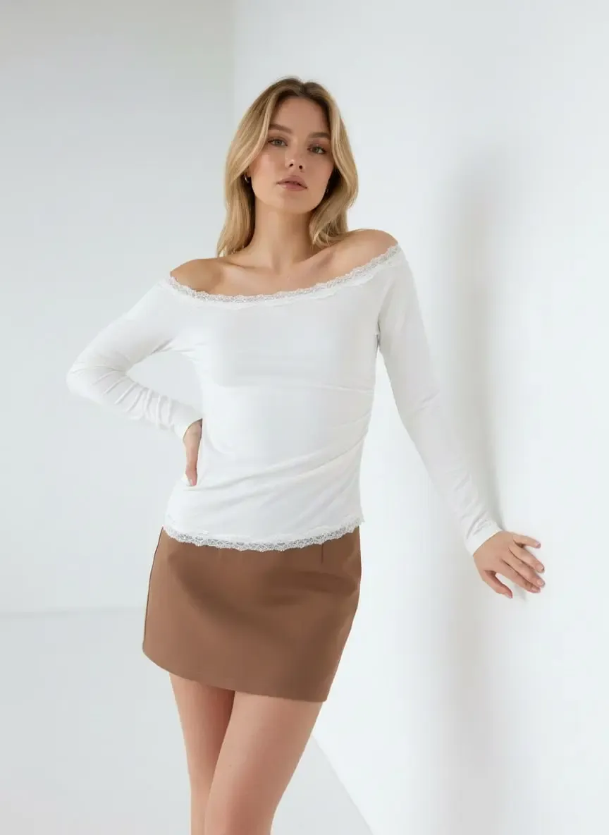 Kadın Kayık Yaka Asimetrik Büzgülü Dantel Detay Slim Fit Penye Bluz 13015