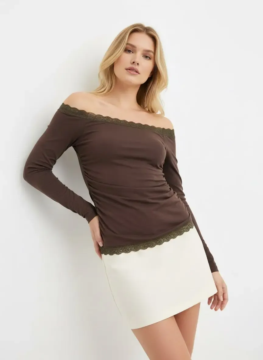 Kadın Kayık Yaka Asimetrik Büzgülü Dantel Detay Slim Fit Penye Bluz 13015