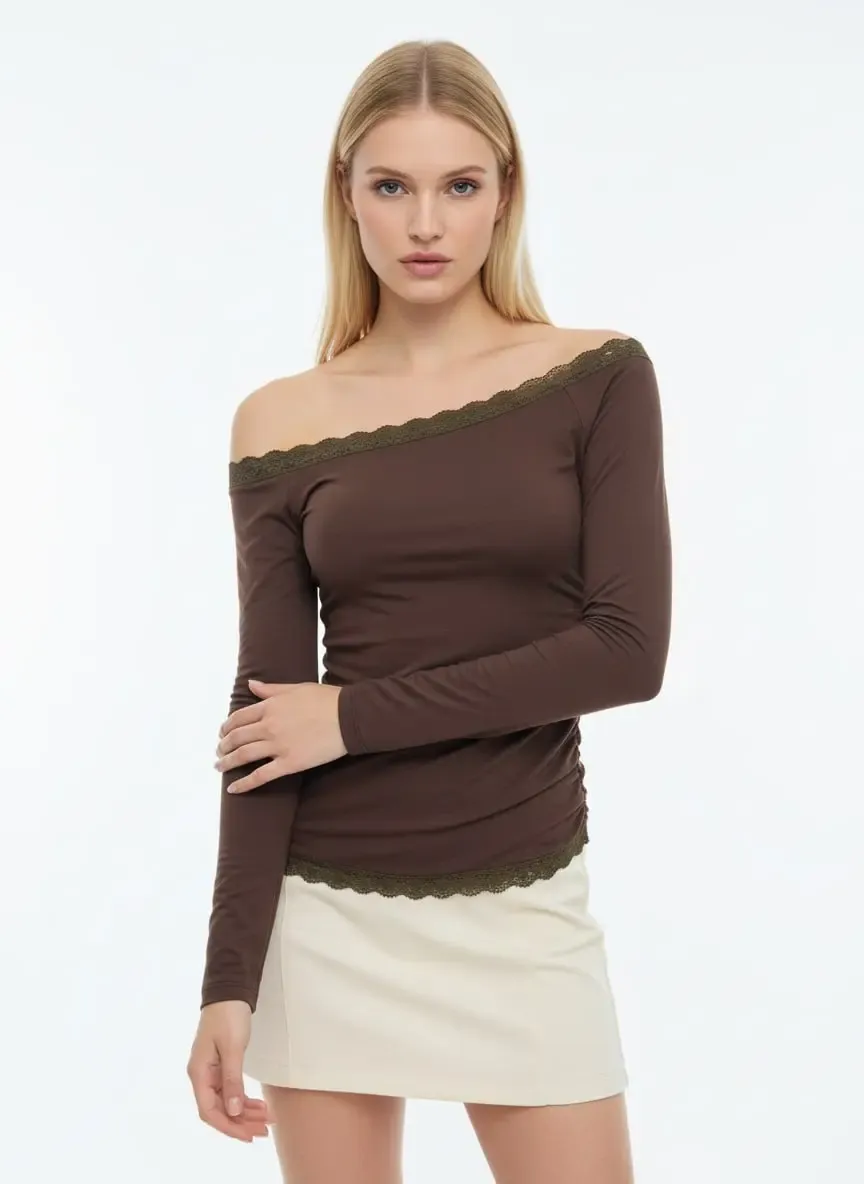 Kadın Kayık Yaka Asimetrik Büzgülü Dantel Detay Slim Fit Penye Bluz 13015