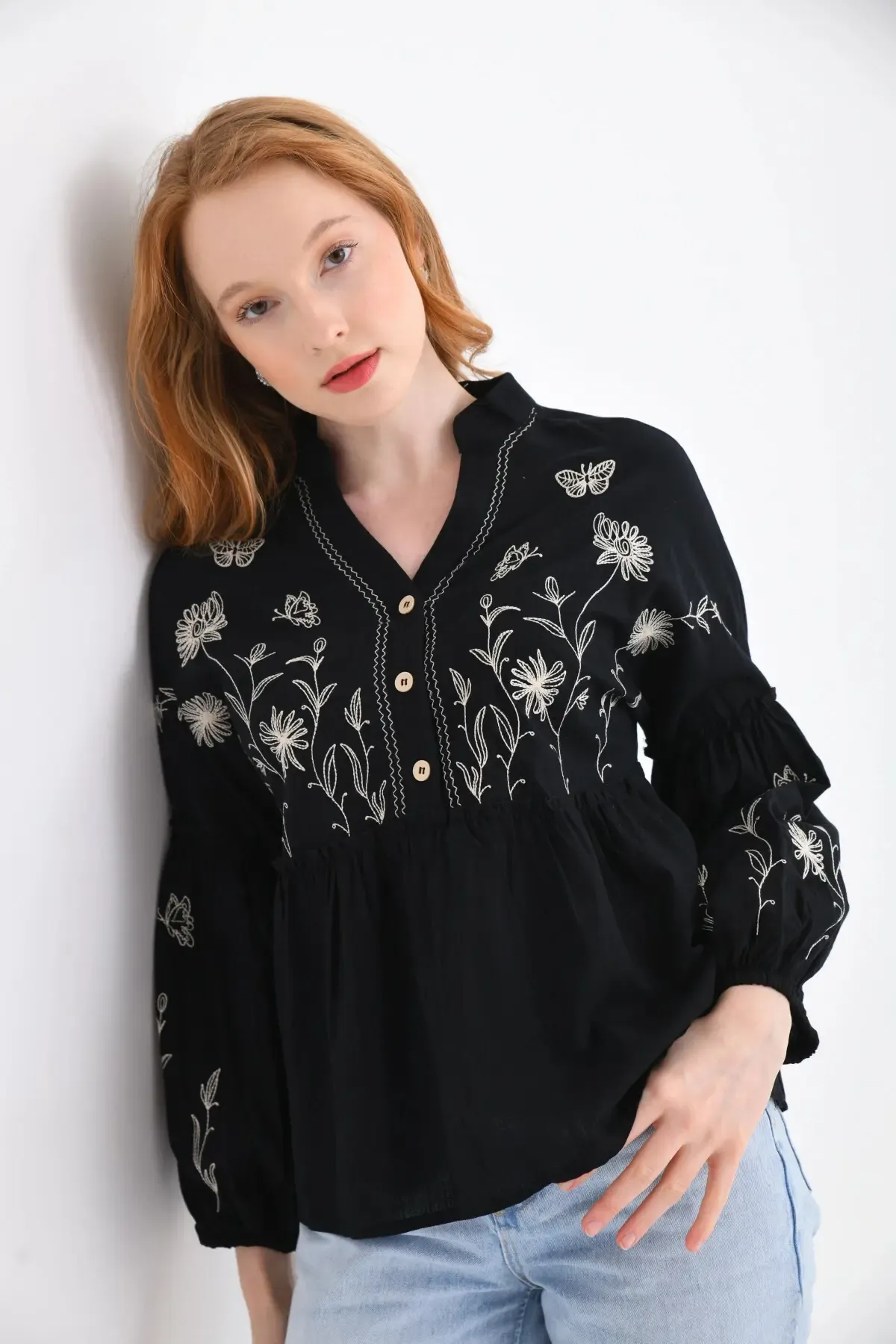 V Yaka Nakış Detay Düğmeli Salaş Bluz