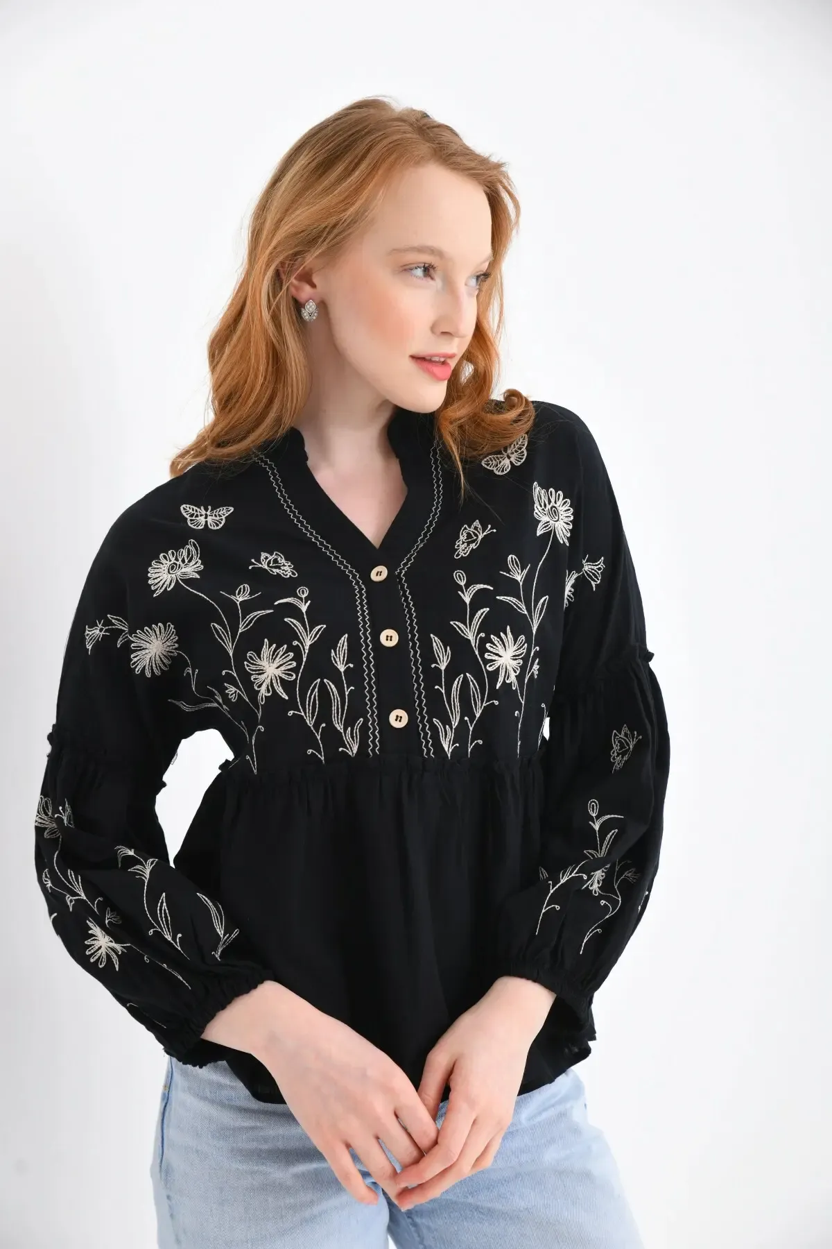 V Yaka Nakış Detay Düğmeli Salaş Bluz