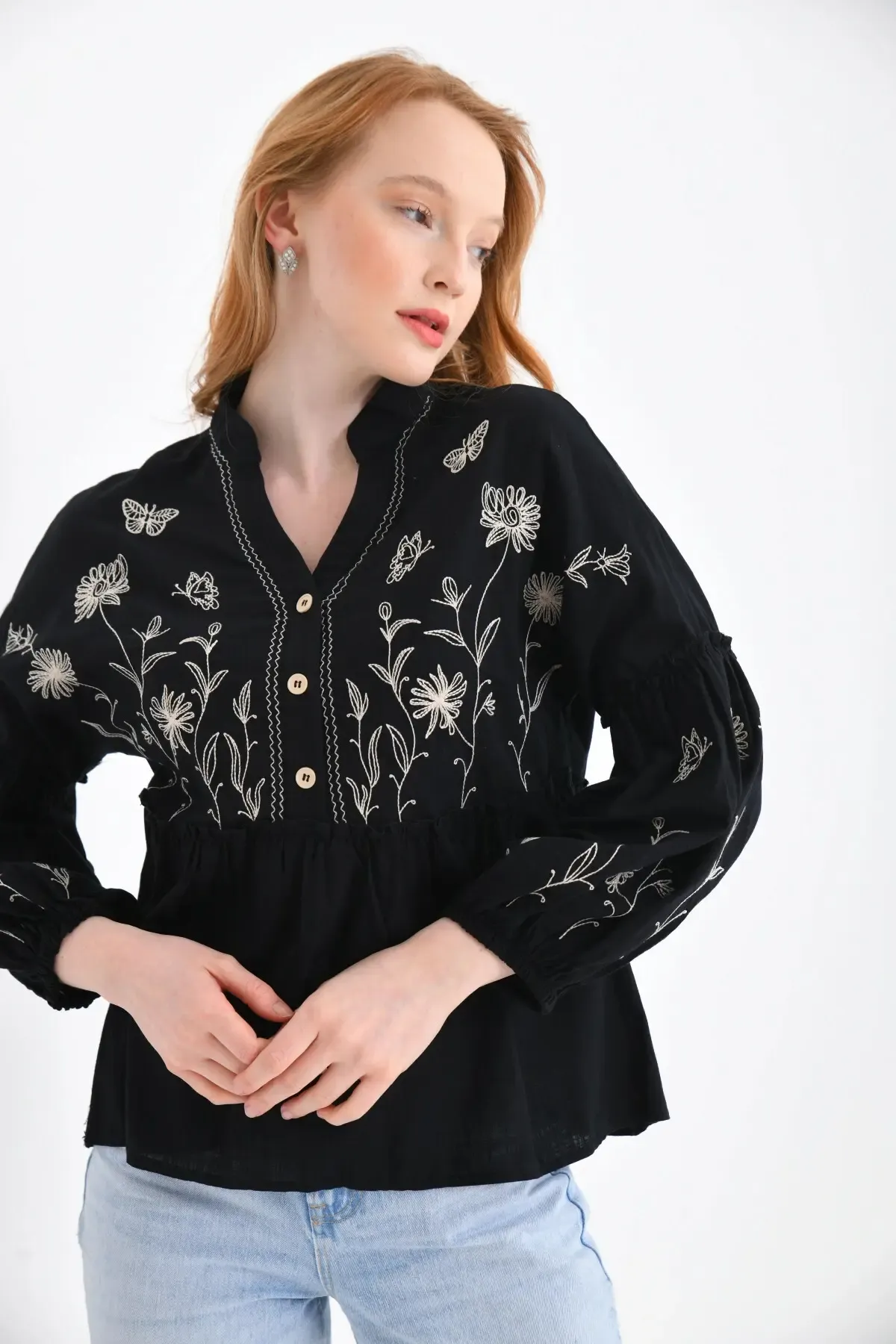 V Yaka Nakış Detay Düğmeli Salaş Bluz