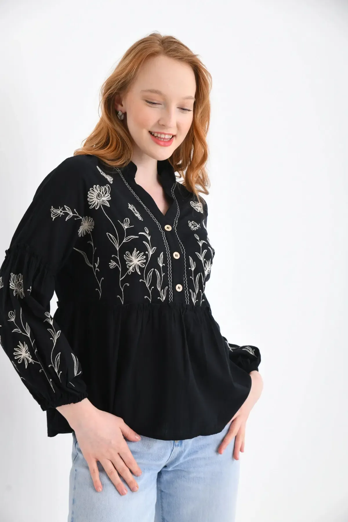 V Yaka Nakış Detay Düğmeli Salaş Bluz