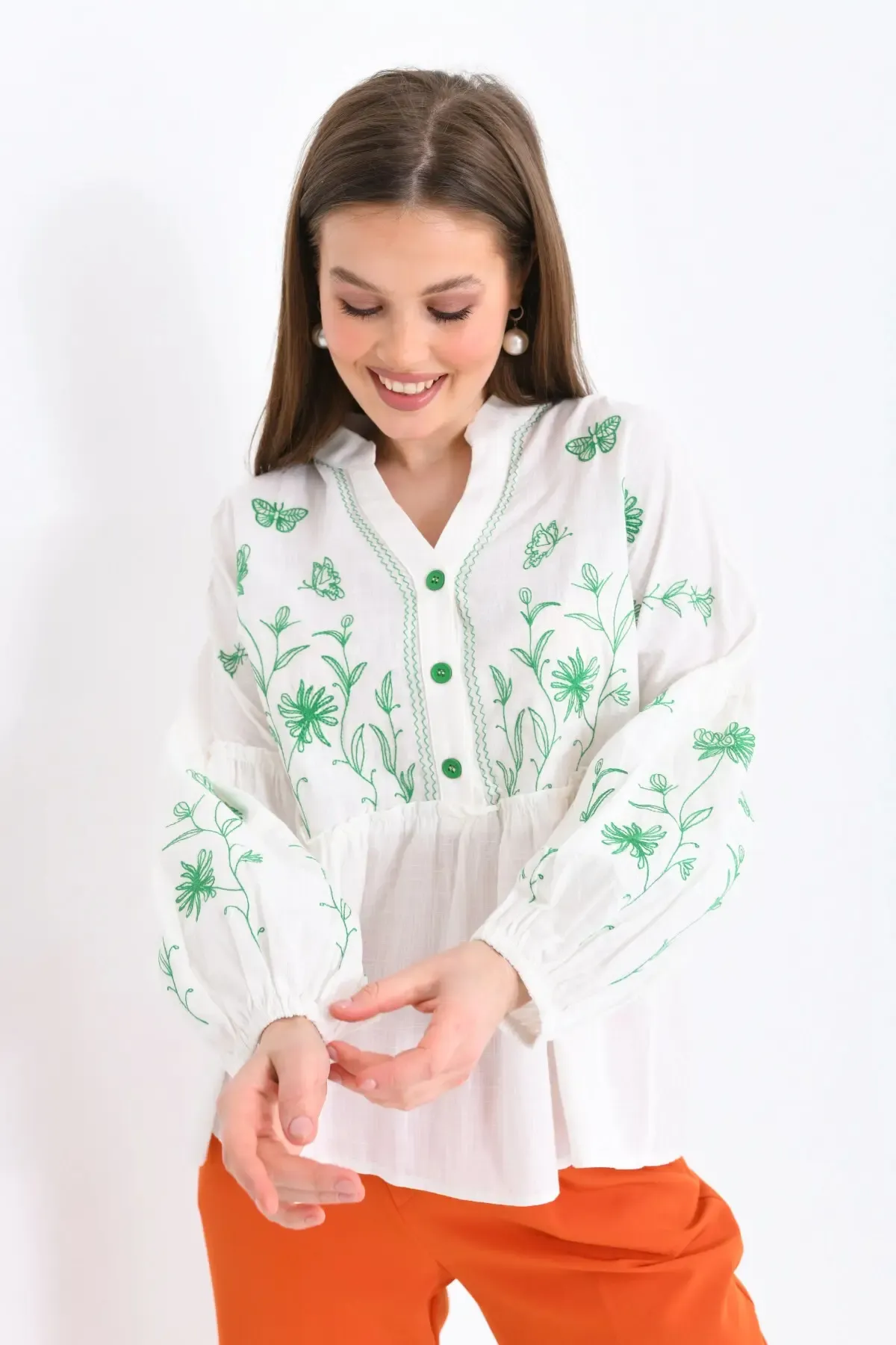 V Yaka Nakış Detay Düğmeli Salaş Bluz