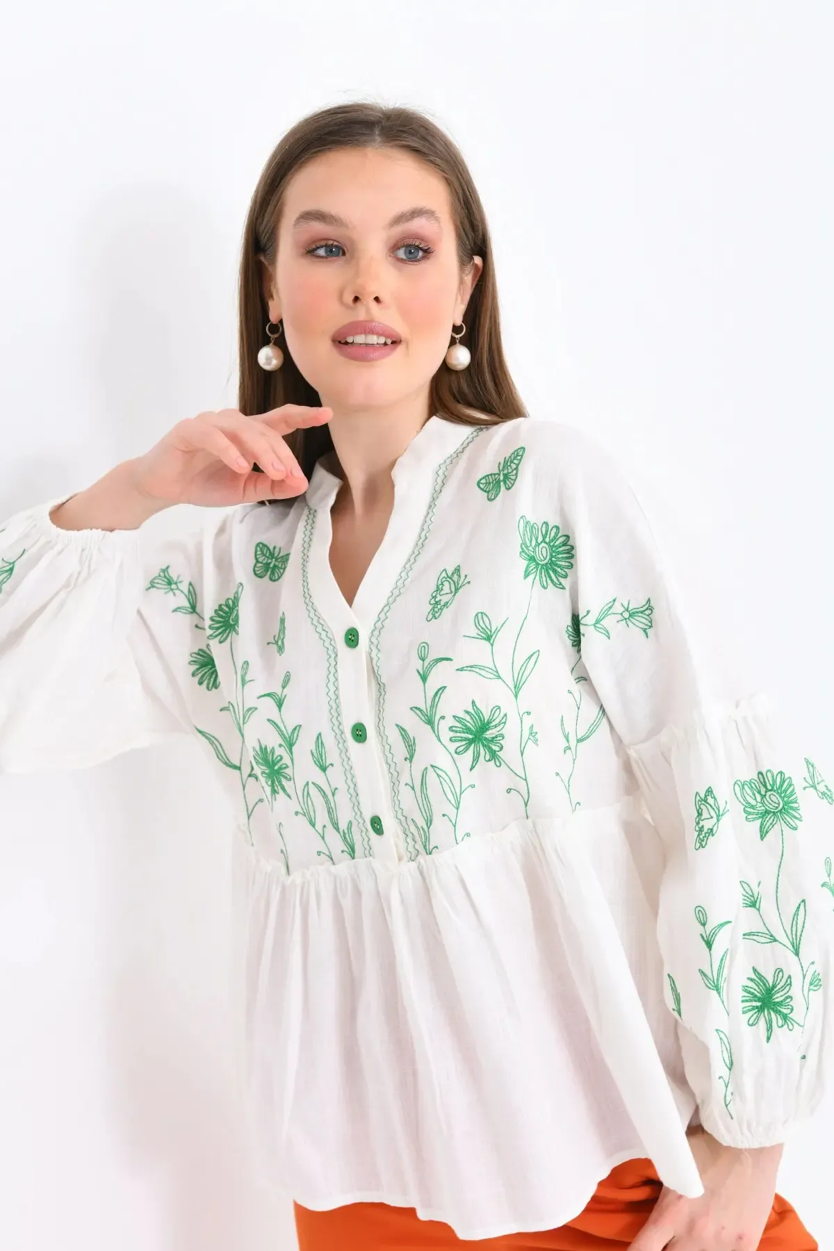 V Yaka Nakış Detay Düğmeli Salaş Bluz