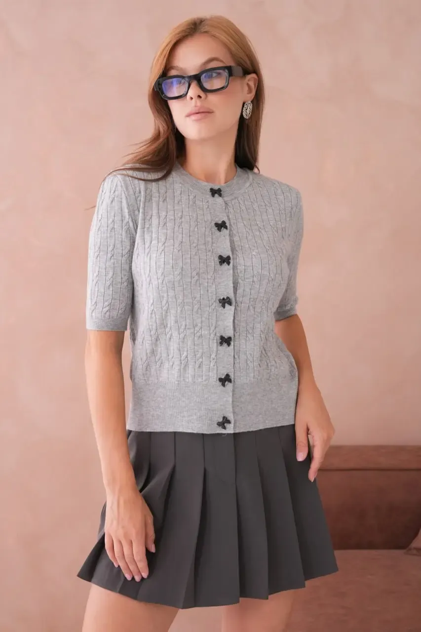 12036 Bisiklet Yaka Fiyonk Düğme Detaylı Saç Örgü Premium İplik Triko Hırka