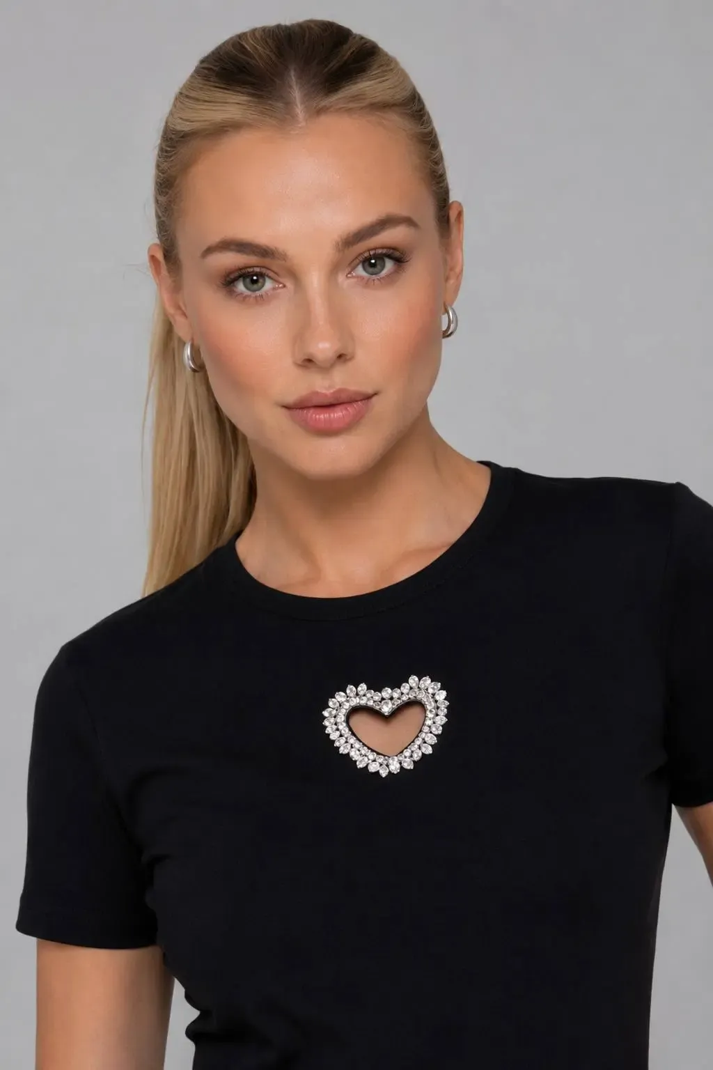 Bisiklet Yaka Ön Yüzünde Taş Kalp Aksesuarlı  Slim Fitilli T-Shirt