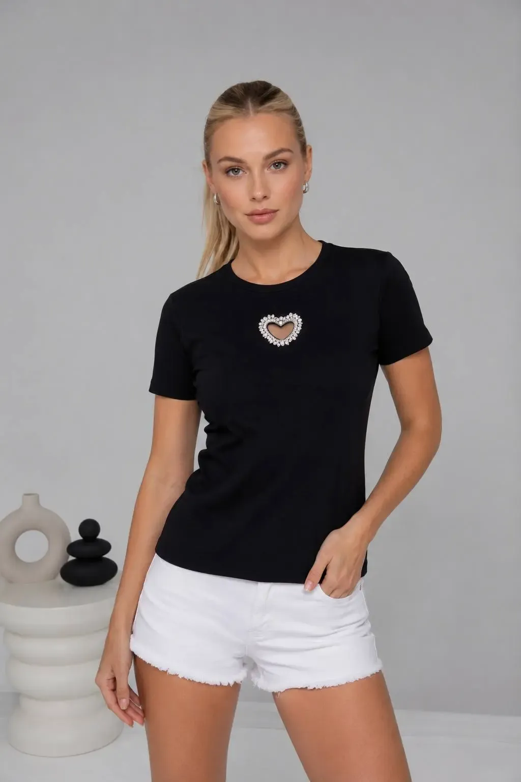 Bisiklet Yaka Ön Yüzünde Taş Kalp Aksesuarlı  Slim Fitilli T-Shirt
