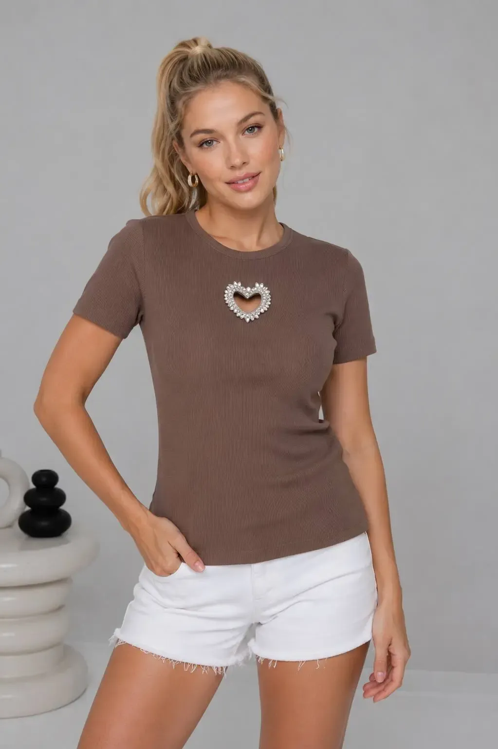Bisiklet Yaka Ön Yüzünde Taş Kalp Aksesuarlı  Slim Fitilli T-Shirt