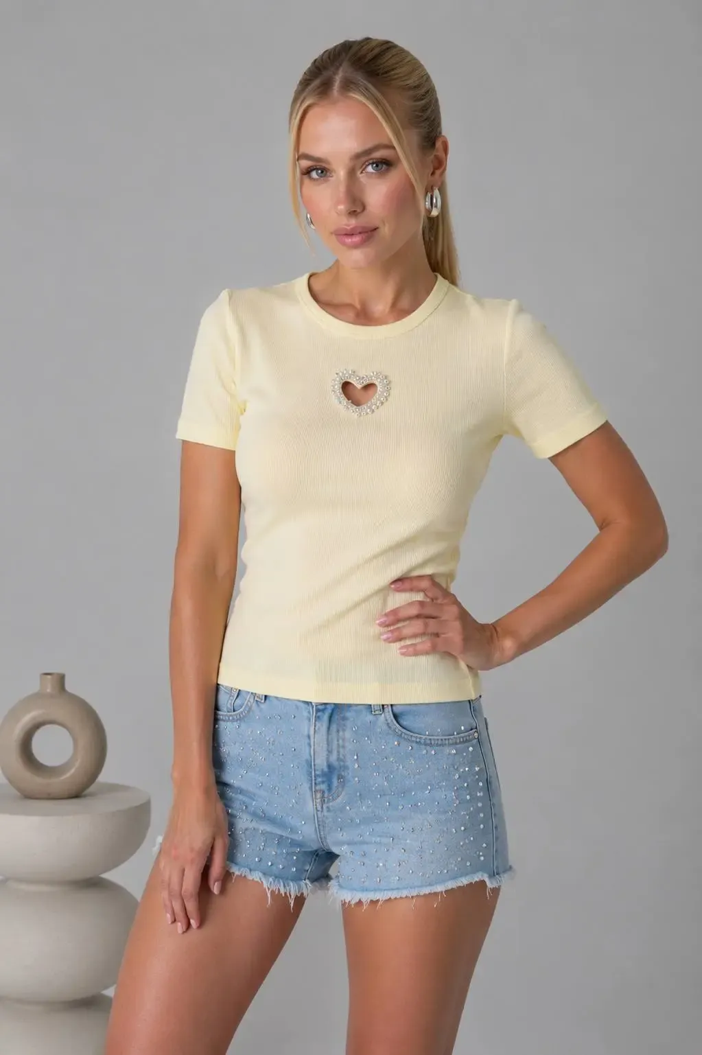 Bisiklet Yaka Ön Yüzünde Taş Kalp Aksesuarlı  Slim Fitilli T-Shirt