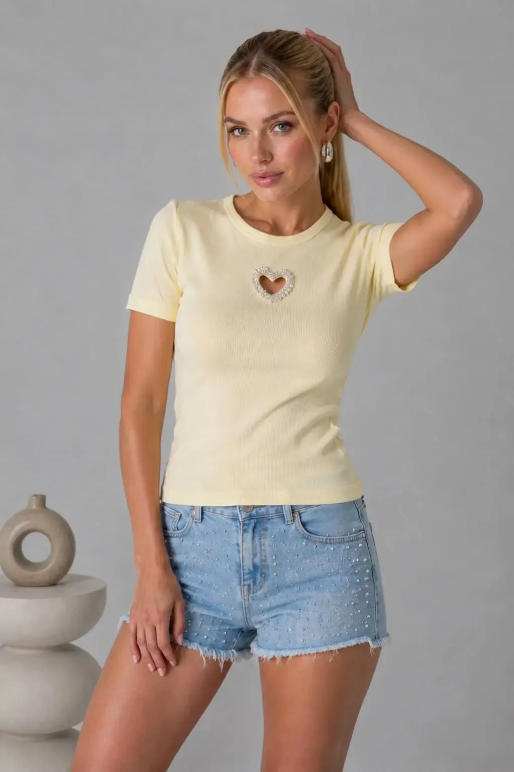 Bisiklet Yaka Ön Yüzünde Taş Kalp Aksesuarlı  Slim Fitilli T-Shirt