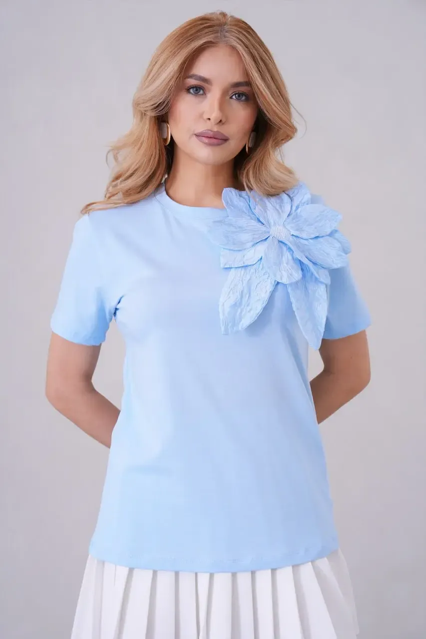 Gül Aksesuarlı Basic T-Shirt