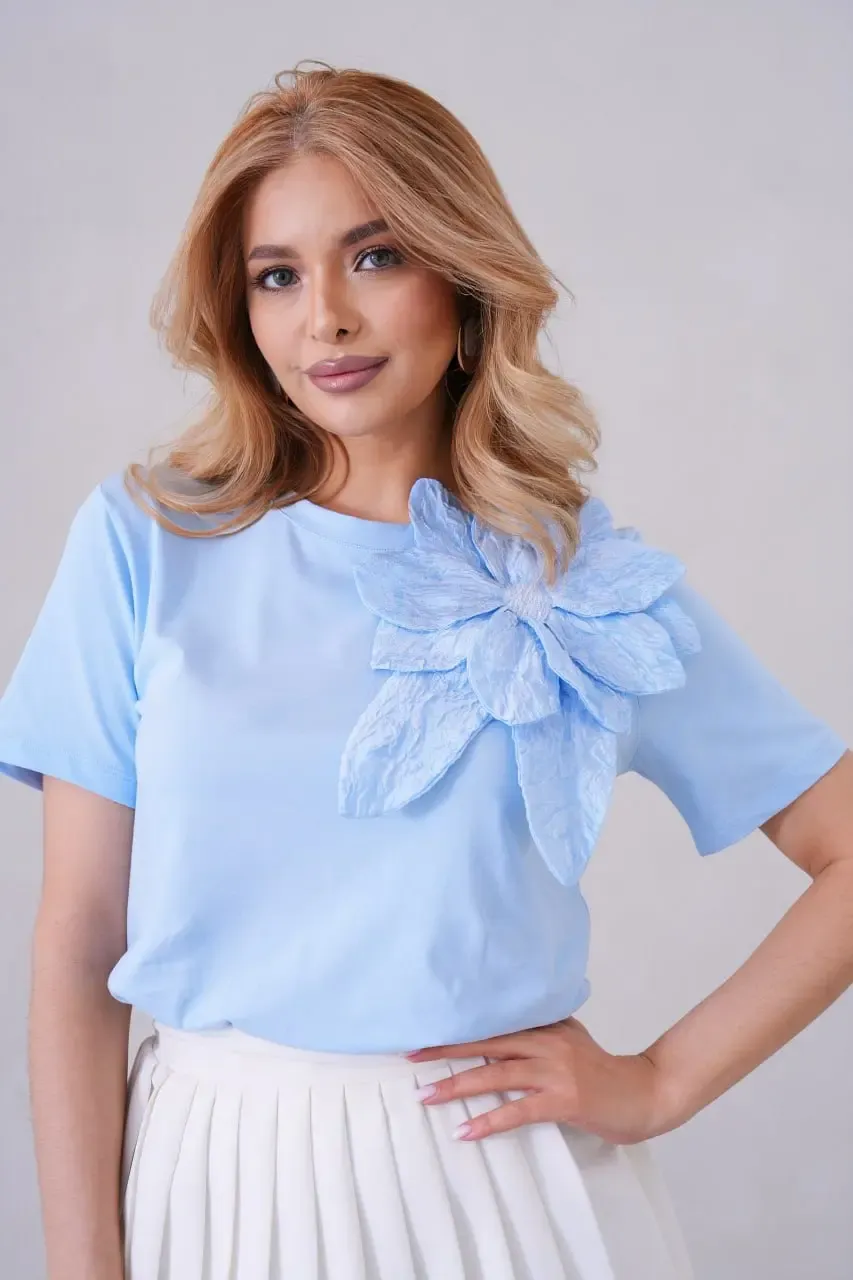 Gül Aksesuarlı Basic T-Shirt