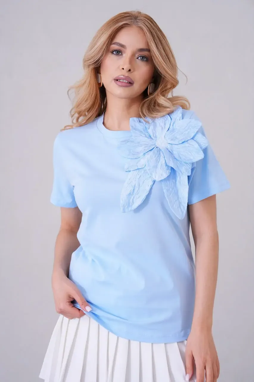 Gül Aksesuarlı Basic T-Shirt