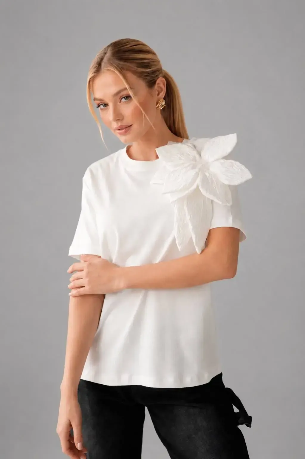 Gül Aksesuarlı Basic T-Shirt