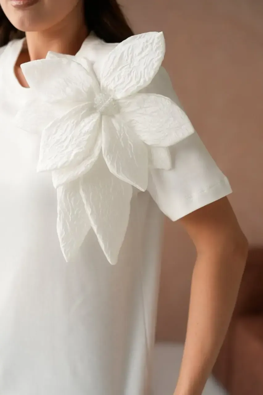 Gül Aksesuarlı Basic T-Shirt