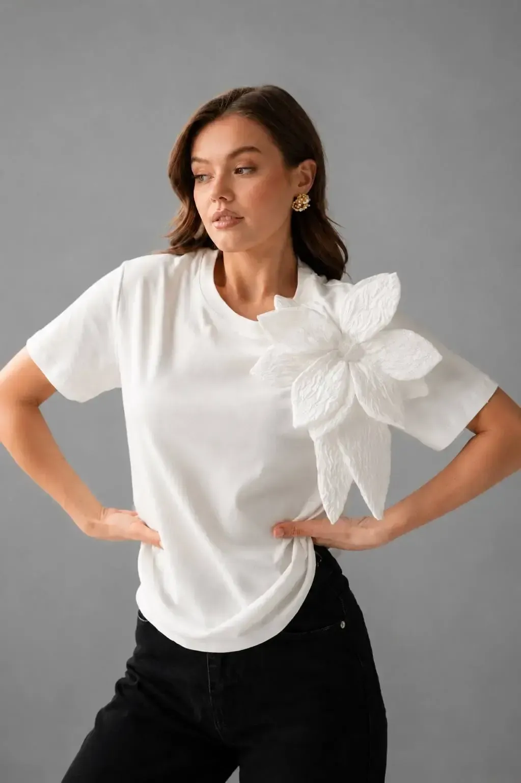 Gül Aksesuarlı Basic T-Shirt