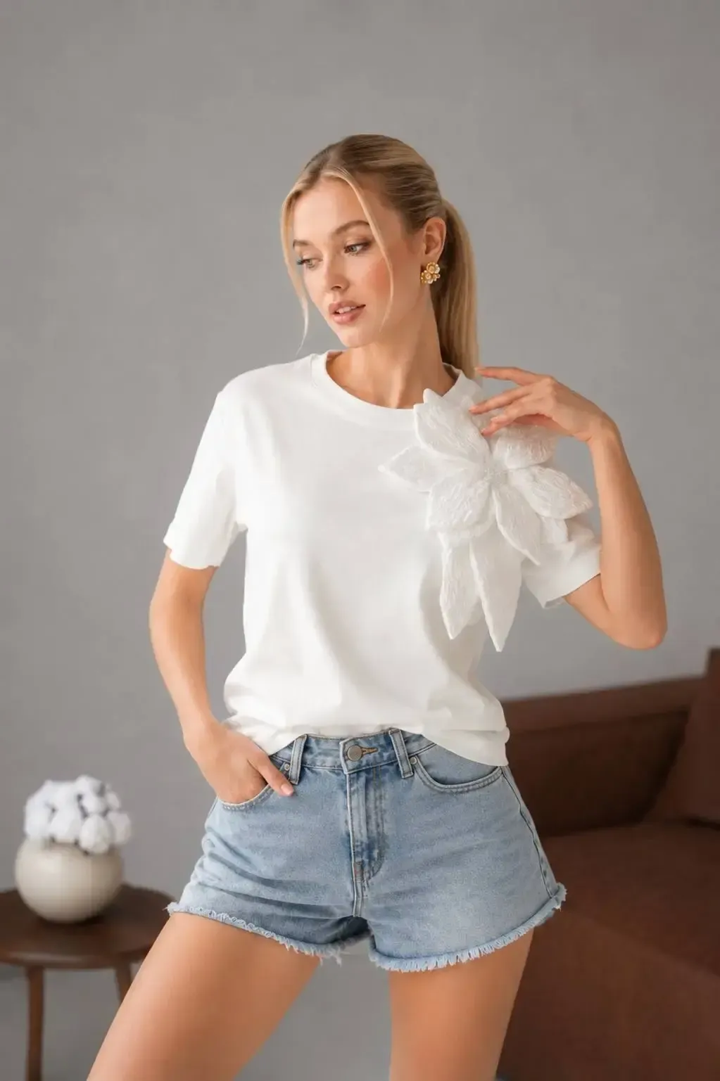 Gül Aksesuarlı Basic T-Shirt