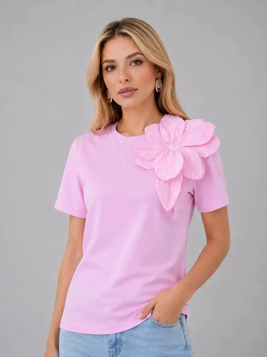 Gül Aksesuarlı Basic T-Shirt