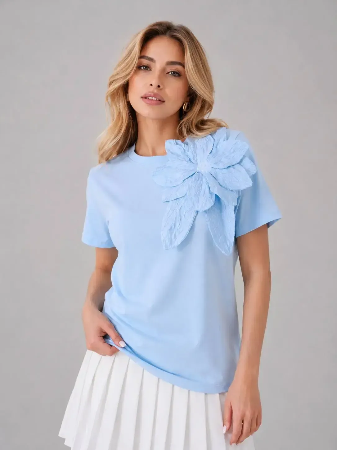Gül Aksesuarlı Basic T-Shirt