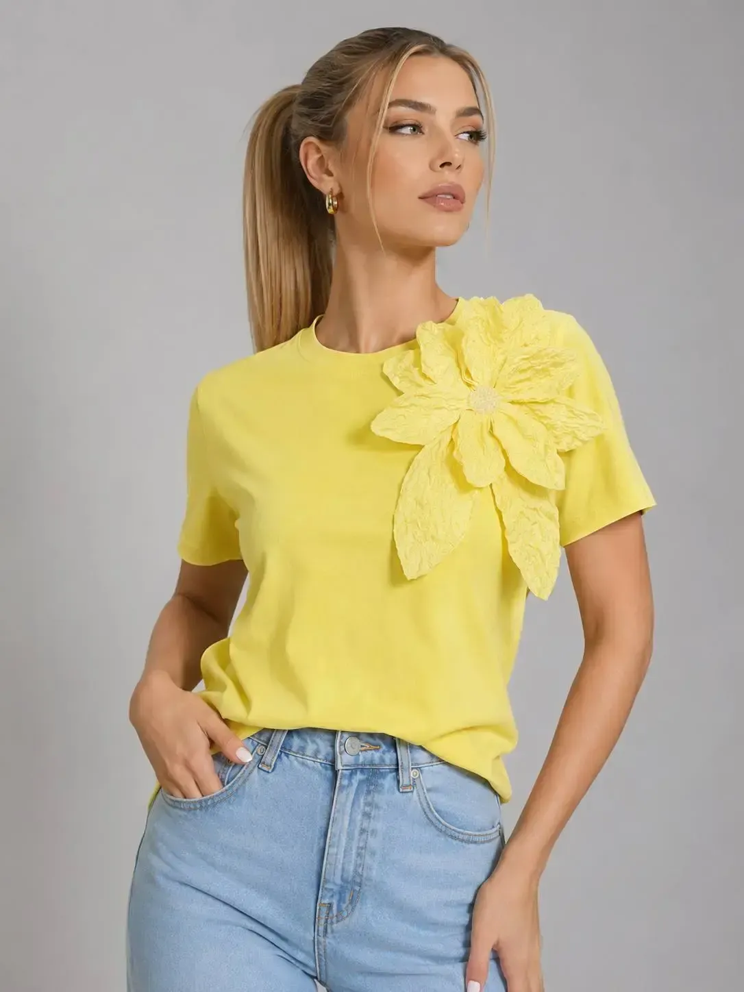 Gül Aksesuarlı Basic T-Shirt