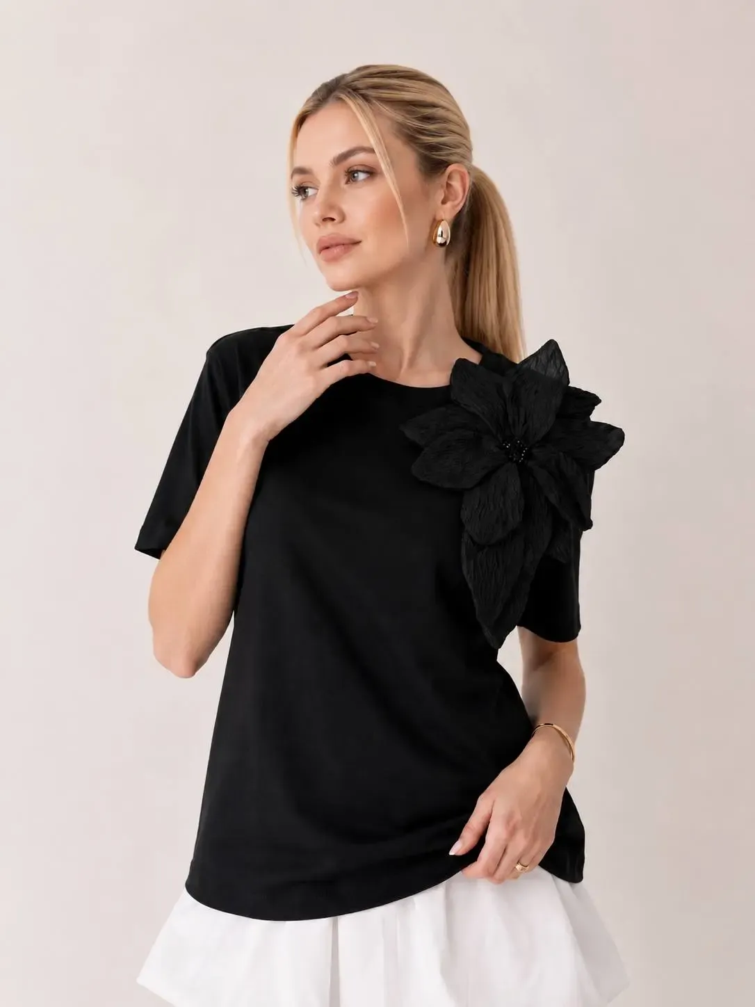 Gül Aksesuarlı Basic T-Shirt