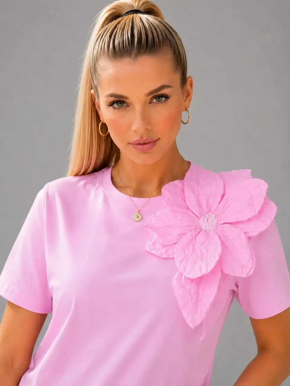 Gül Aksesuarlı Basic T-Shirt
