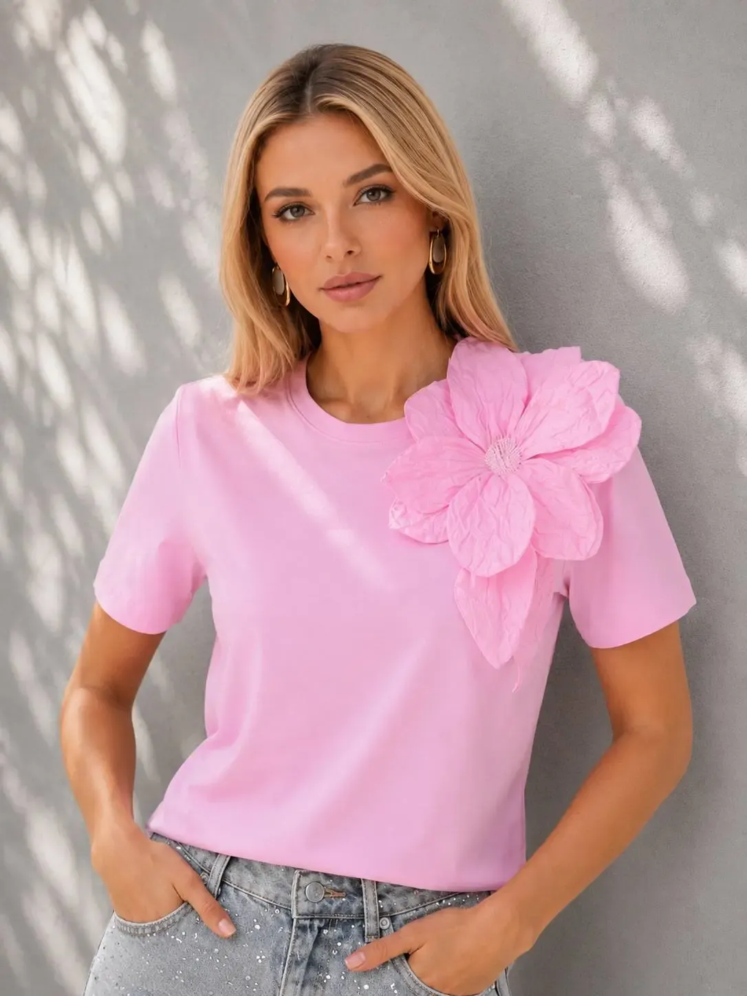 Gül Aksesuarlı Basic T-Shirt