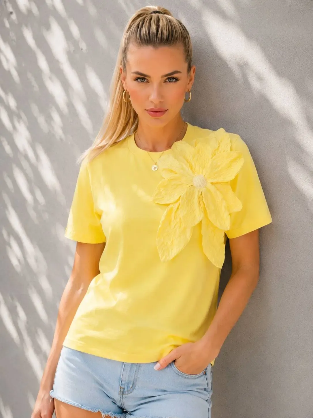 Gül Aksesuarlı Basic T-Shirt