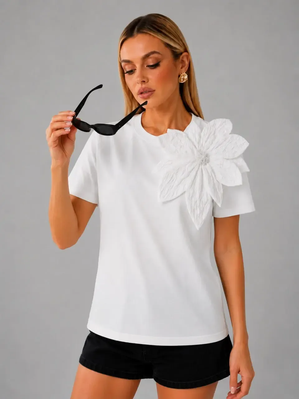Gül Aksesuarlı Basic T-Shirt