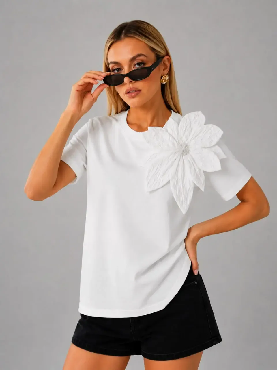 Gül Aksesuarlı Basic T-Shirt