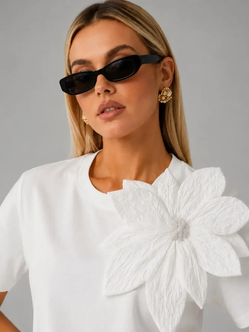 Gül Aksesuarlı Basic T-Shirt