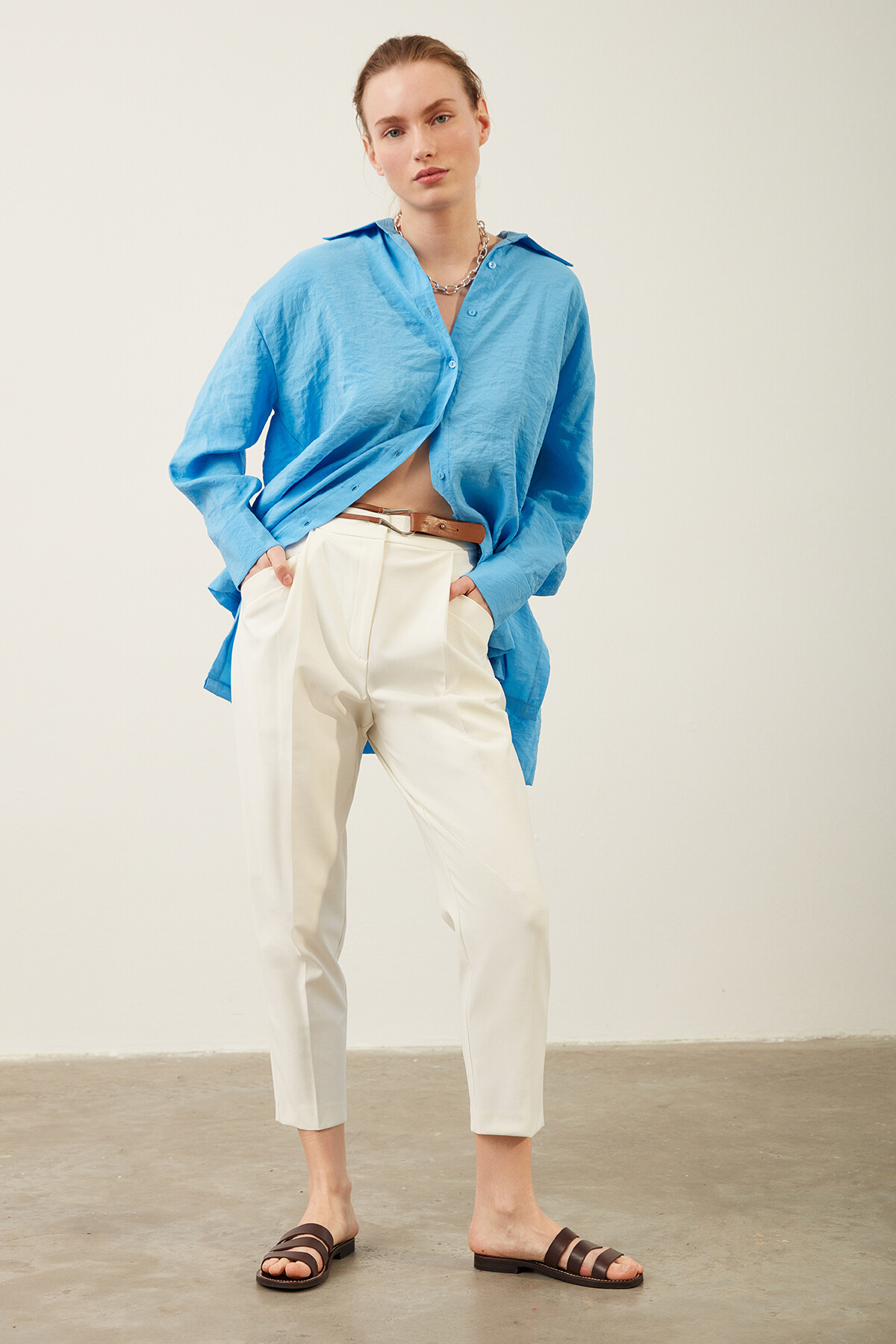 Deri Kemerli Dar Paça Ekru Pantolon