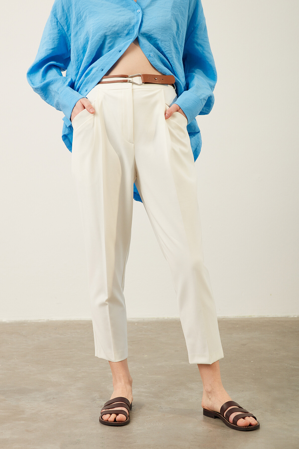 Deri Kemerli Dar Paça Ekru Pantolon