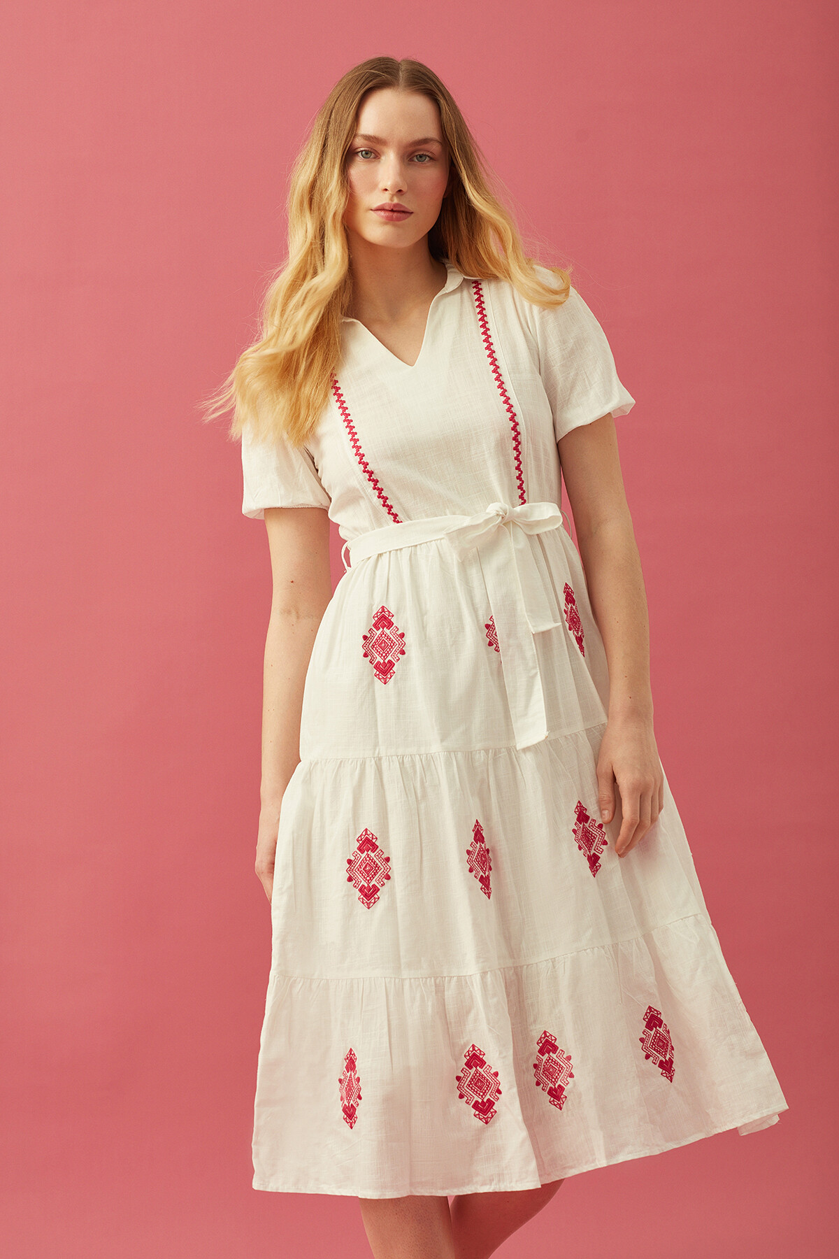 Nakış Detaylı V Yaka Ekru Elbise