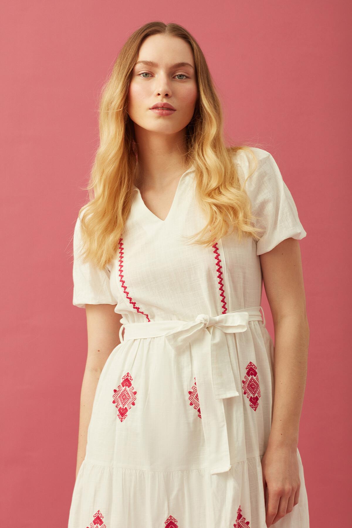 Nakış Detaylı V Yaka Ekru Elbise