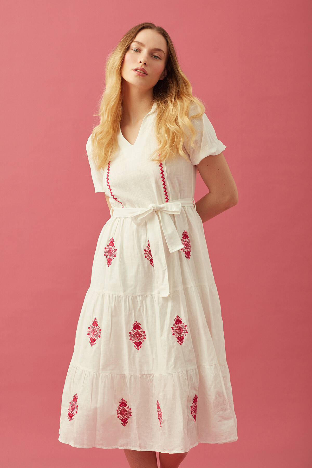 Nakış Detaylı V Yaka Ekru Elbise