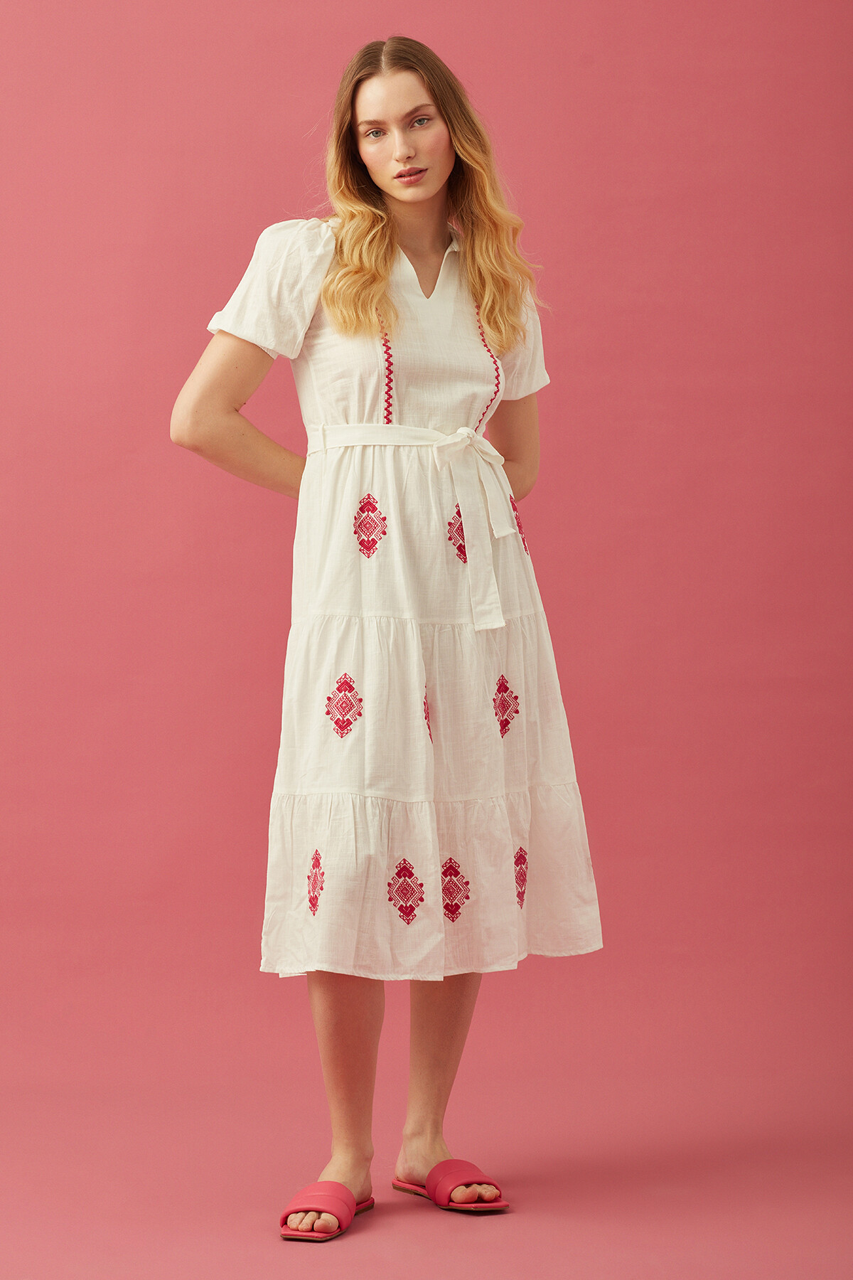 Nakış Detaylı V Yaka Ekru Elbise