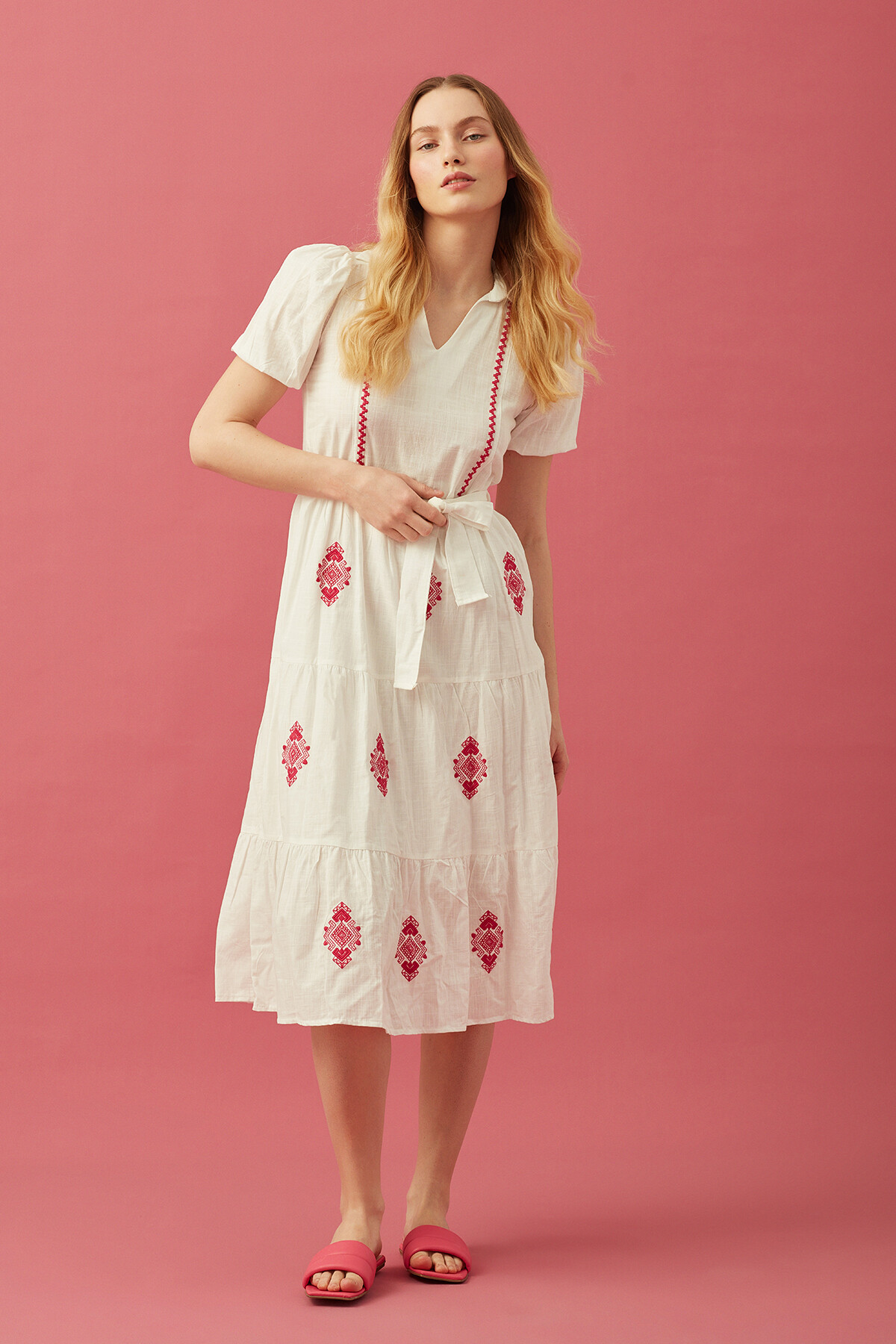 Nakış Detaylı V Yaka Ekru Elbise