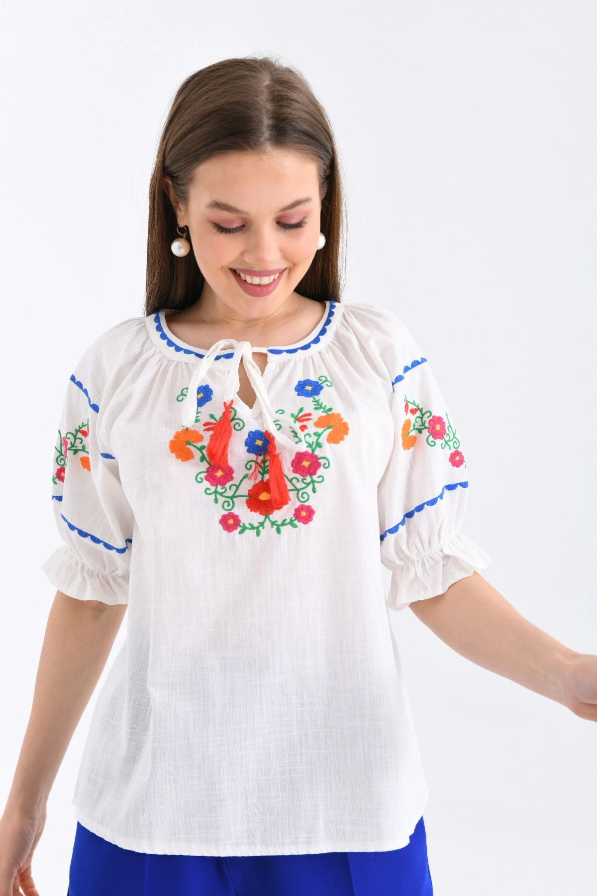 Kadın Kemik Rengi Çiçek Nakış Detaylı Bluz