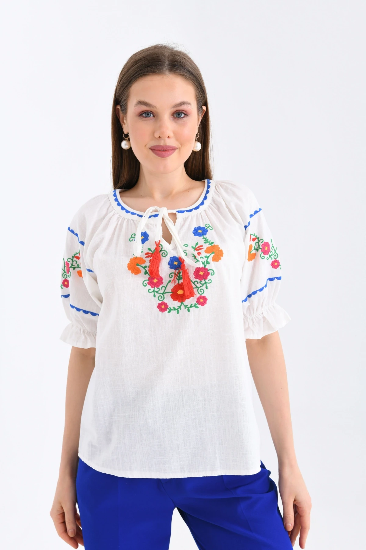 Kadın Kemik Rengi Çiçek Nakış Detaylı Bluz