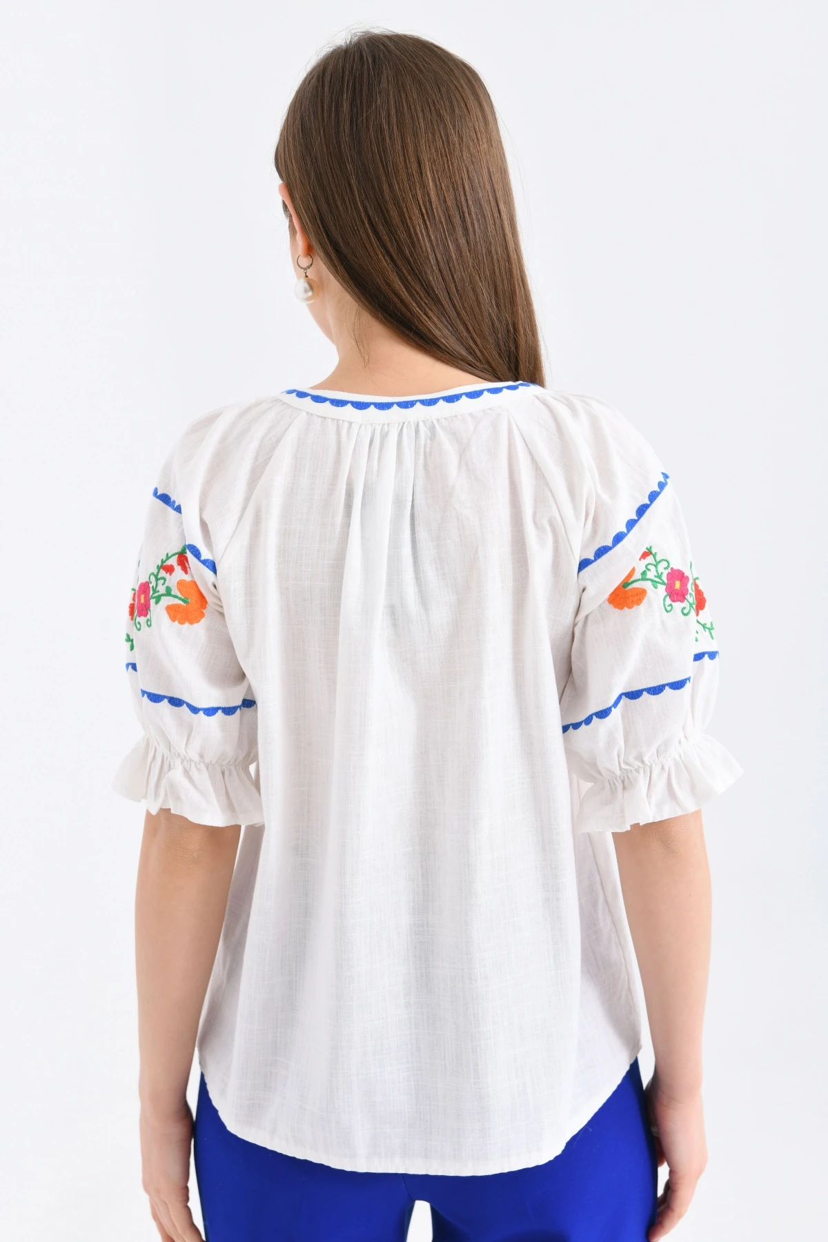 Kadın Kemik Rengi Çiçek Nakış Detaylı Bluz