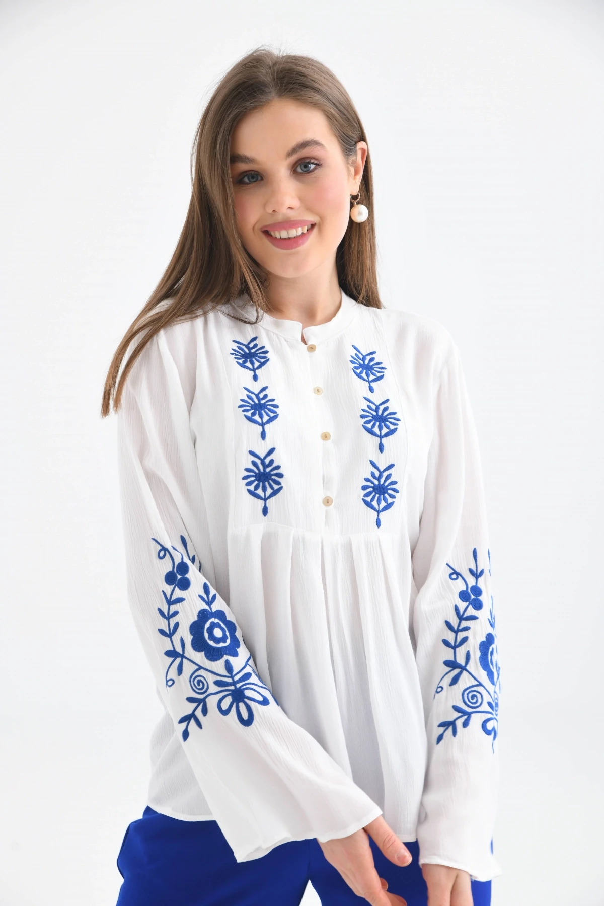 Uzun Kollu Nakışlı Bluz