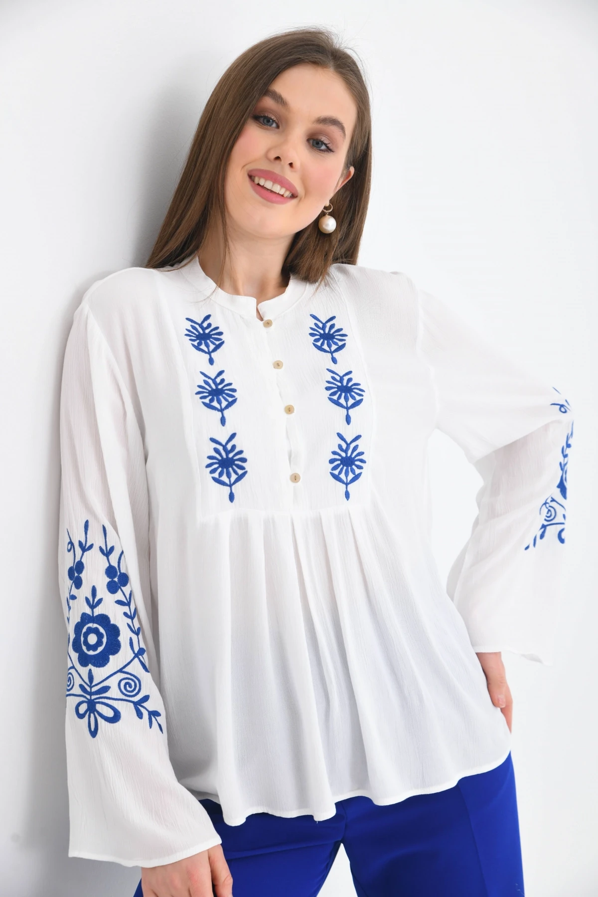 Uzun Kollu Nakışlı Bluz
