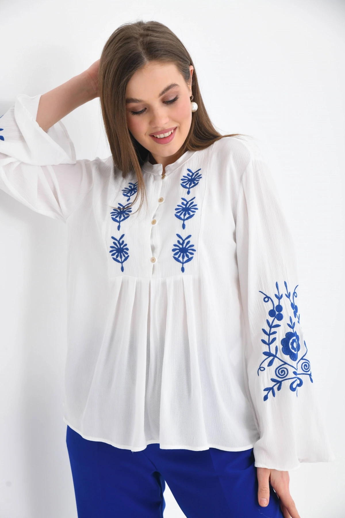 Uzun Kollu Nakışlı Bluz