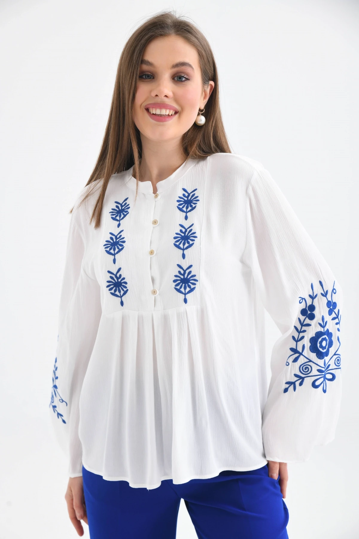 Uzun Kollu Nakışlı Bluz