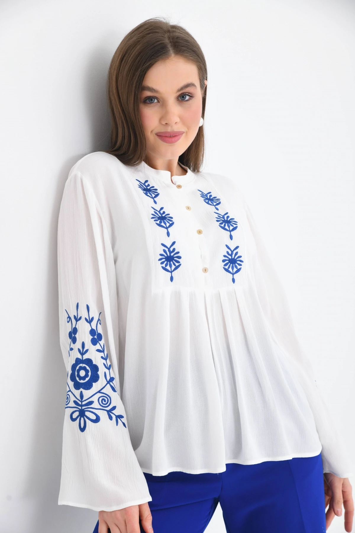 Uzun Kollu Nakışlı Bluz