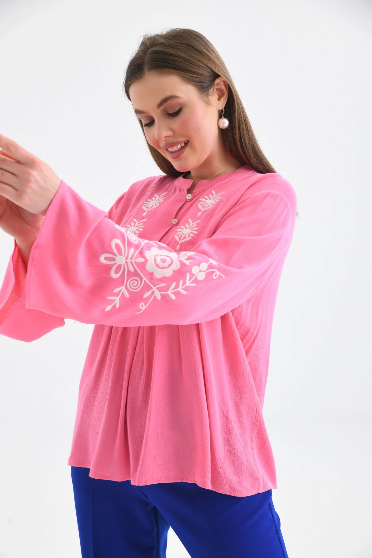 Uzun Kollu Nakışlı Bluz