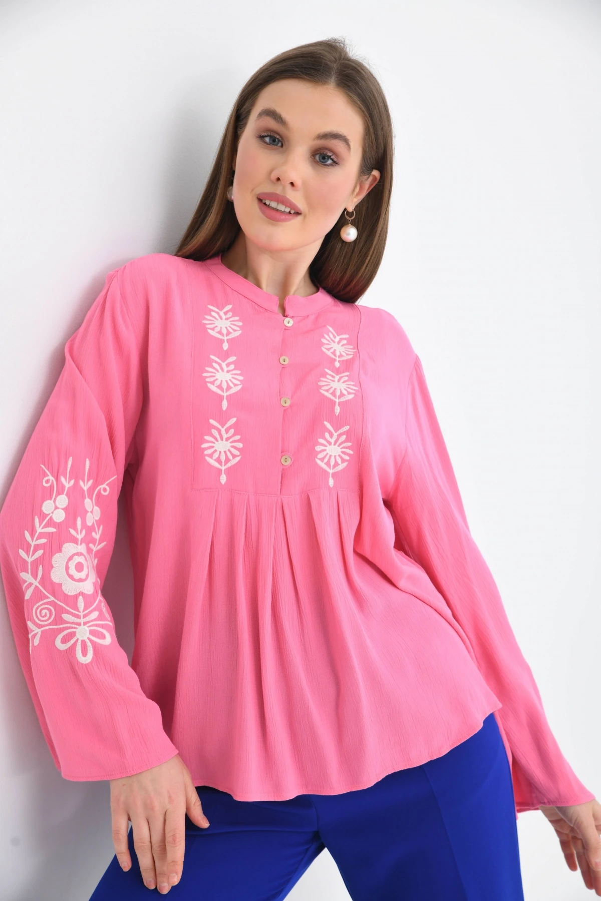 Uzun Kollu Nakışlı Bluz