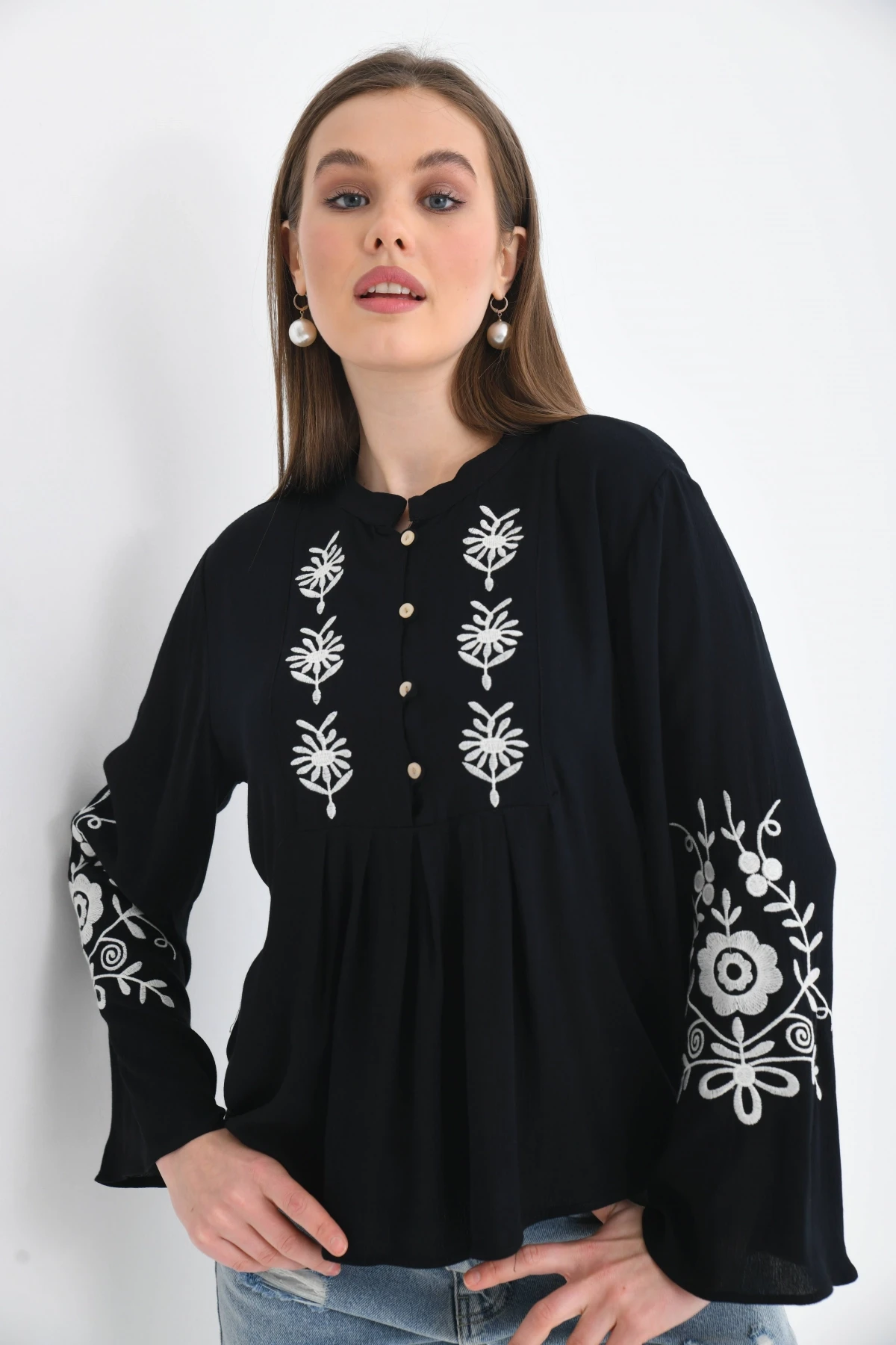 Uzun Kollu Nakışlı Bluz